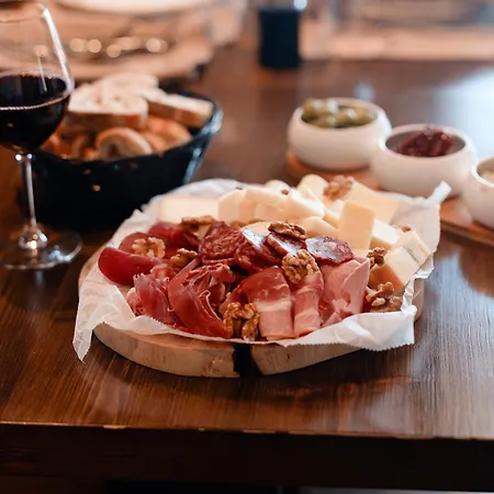 ليس مونت شارفين فندق 3*