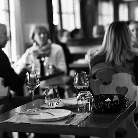 ليس مونت شارفين