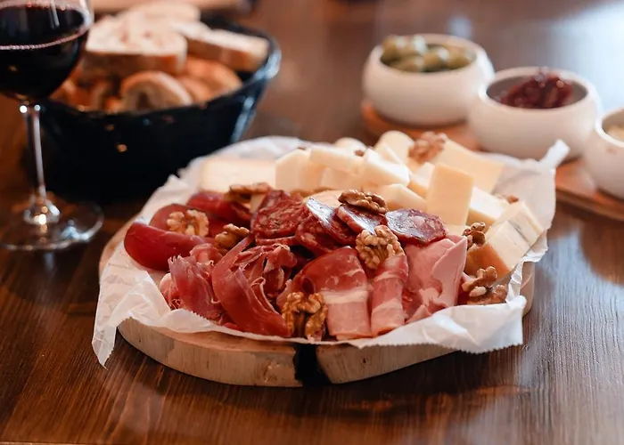 Les Monts Charvin מלון 3*